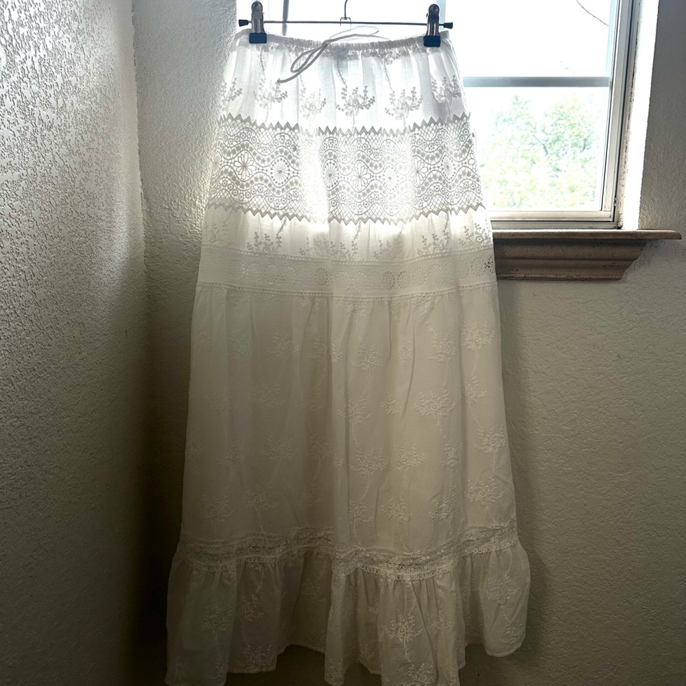 Elegant White Lace Skirt